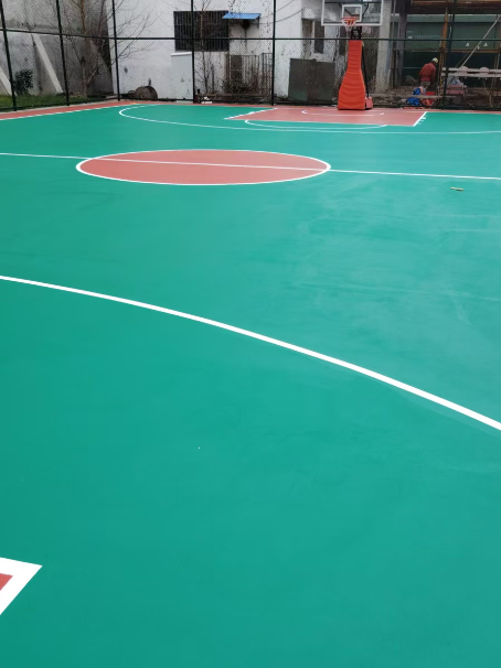 东英镇 球场长期使用易出现地面开裂